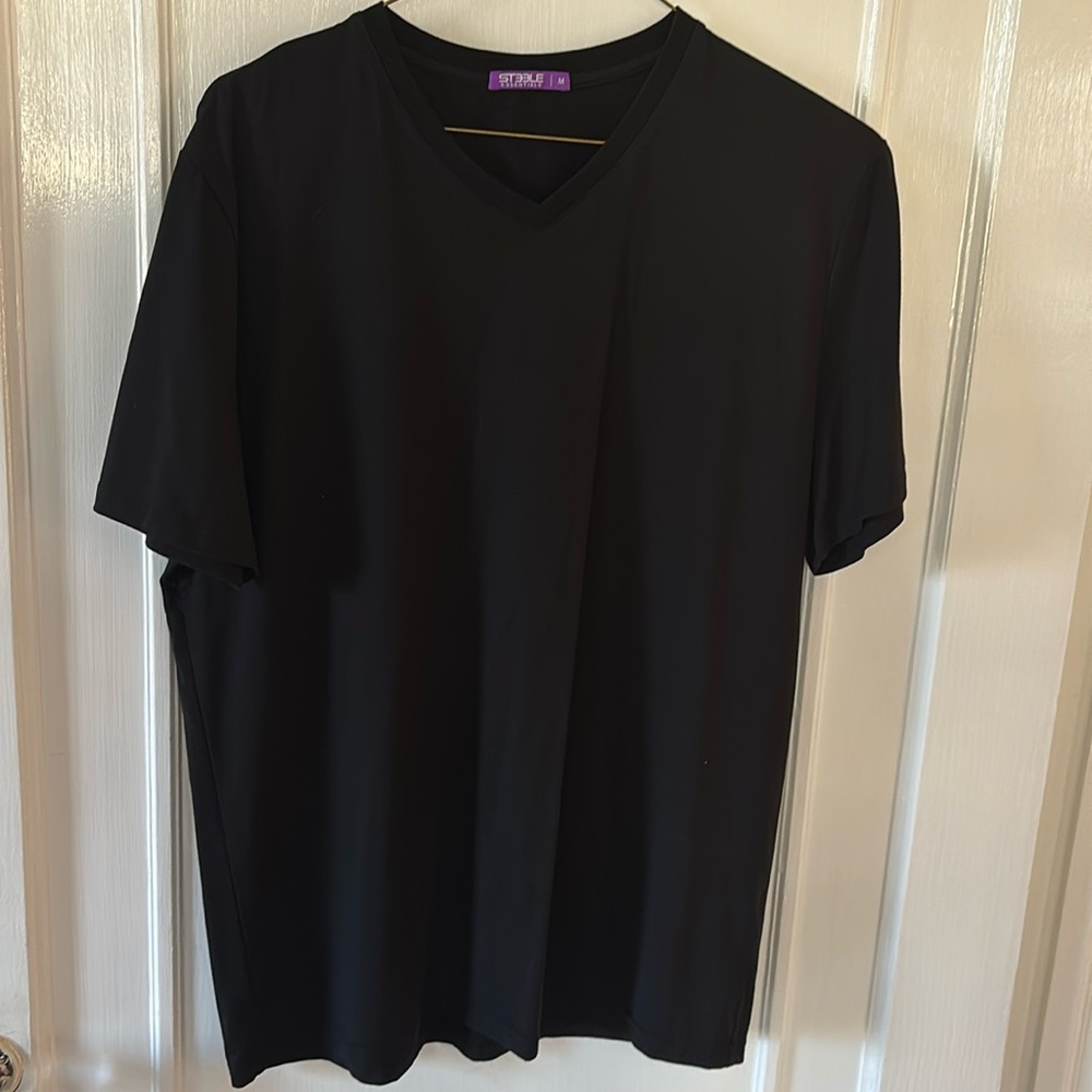 Classic high V-neck short sleeve tee with a slightly tapered fit - Black. Size M